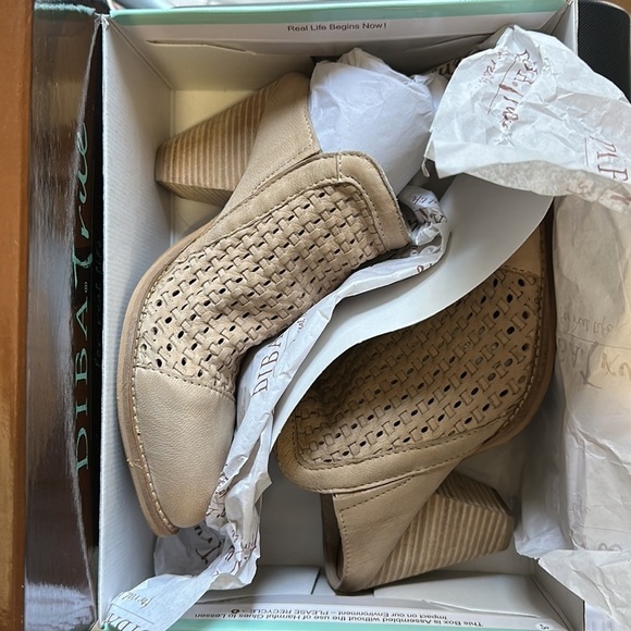 NIB Diba True Beige Mini Mee Leather Perforated Heeled Mule - Picture 2 of 11